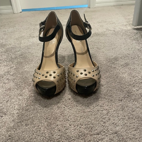 Tan and black heels - Picture 1 of 6